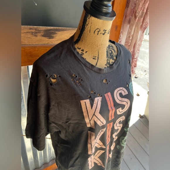 Distressed Tee “KISS” - Picture 3 of 8
